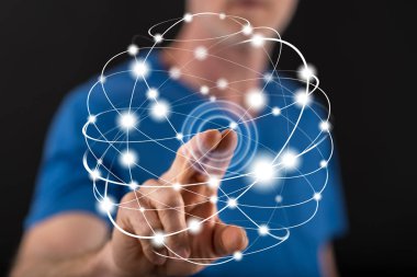 Adam bir dokunmatik ekran üzerinde genel bağlantı dokunmadan