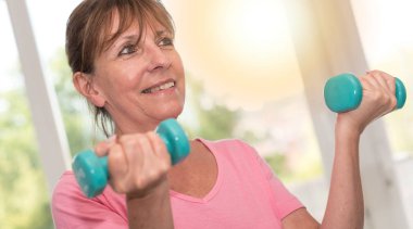 Kadın egzersiz halter ile ışık efekti