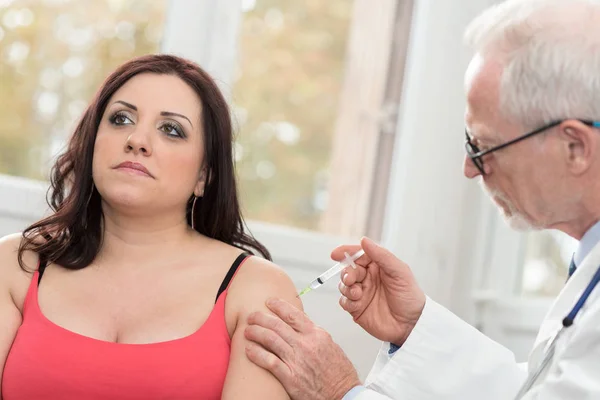 Arts injecteren vaccin aan jonge vrouw — Stockfoto