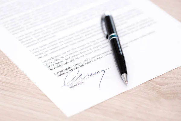 Man som undertecknar ett kontrakt — Stockfoto