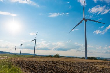 Kırsal manzara rüzgar türbinleri
