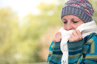 Kadın beeing soğuk ve onun eşarp ağzını karşı holding