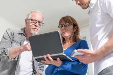 Bir iş tartışma sahip arkadaşları