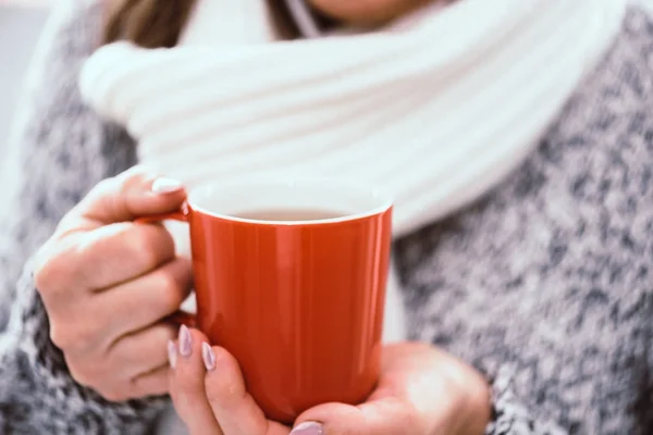 Mano di donna che tiene una tazza di tè caldo — Foto Stock