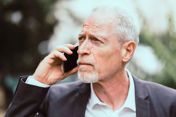 Volwassen man aan het praten op mobiele telefoon — Stockfoto