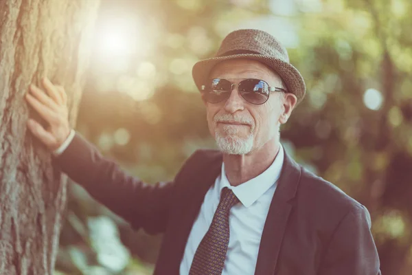 Portret van volwassen man dragen van een zonnebril, lichteffect — Stockfoto