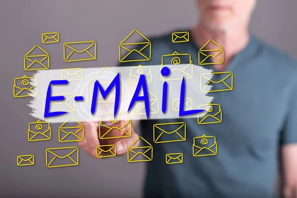 Hombre tocando un concepto de correo electrónico en una pantalla táctil —  Fotos de Stock