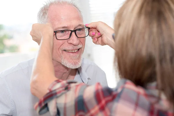 Senior man testar nya glasögon — Stockfoto