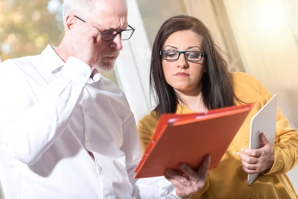 Ung affärskvinna och ledande affärsman arbetar tillsammans, lig — Stockfoto