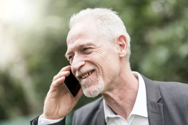 Mature homme parler sur téléphone mobile — Photo