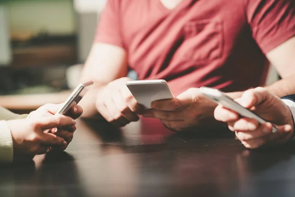 Mensen handen met behulp van mobiele telefoons — Stockfoto