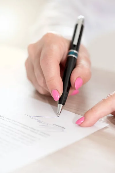 Mulher assinando um contrato — Fotografia de Stock