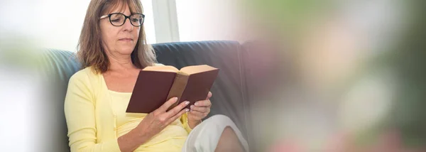 Dojrzała kobieta czytająca książkę — Zdjęcie stockowe