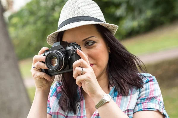 Belle jeune femme prenant des photos dans un parc — Photo