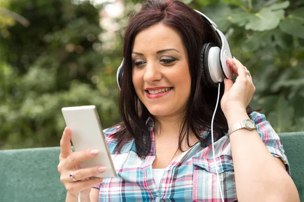 Genç ve güzel kadın kulaklık ile müzik dinlemek — Stok fotoğraf