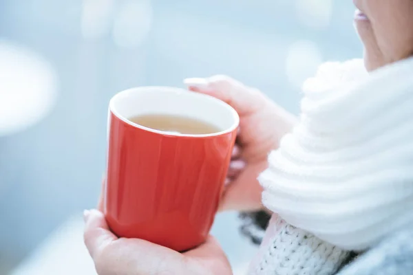 Mano di donna che tiene una tazza di tè caldo — Foto Stock