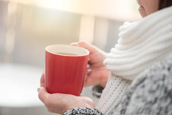 Mano di donna che tiene una tazza di tè caldo — Foto Stock