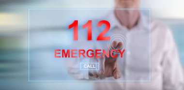 Adam bir dokunmatik ekranda acil bir kavram dokunmadan