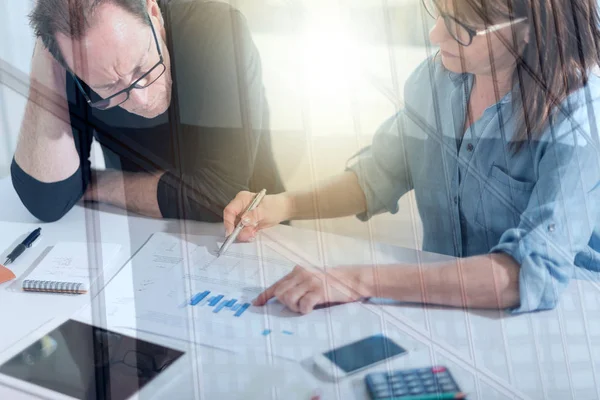 Coworkers avendo una discussione d'affari, effetto luce — Foto Stock