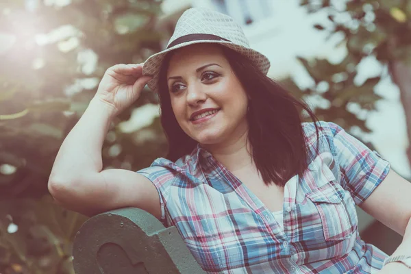 Porträt einer glücklichen jungen Frau in einem Park — Stockfoto