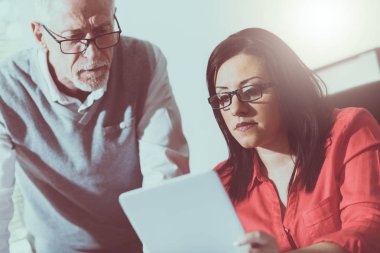 Genç iş kadını ve birlikte, lig çalışan üst düzey iş adamı