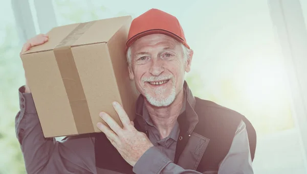 Retrato del libertador senior sonriente — Foto de Stock