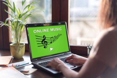 Bir dizüstü bilgisayar ekranında Online müzik konsepti