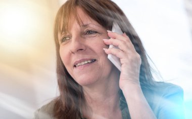 Olgun kadın üstünde hareket eden telefon, ışık efekti arama