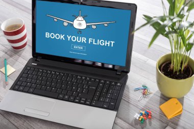 Uçuş rezervasyon kavramı bir laptop