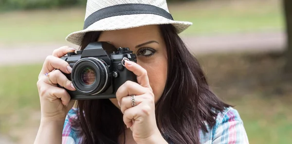 Belle jeune femme prenant des photos dans un parc — Photo