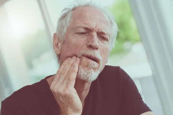 歯痛に中年の男性の肖像画 — ストック写真