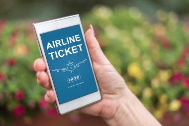 Havayolu bilet kavramı bir smartphone cep telefonu ile