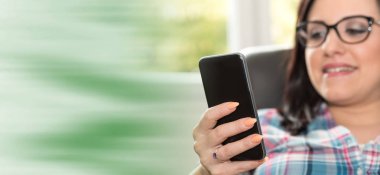 Cep telefonu kullanan genç kadın.