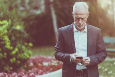 Olgun adam cep telefonunu kullanma