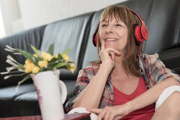 Müzik mutlu olgun kadın — Stok fotoğraf