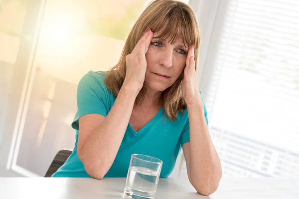 Olgun kadın bir baş ağrısı, hafif etkisi sahip — Stok fotoğraf