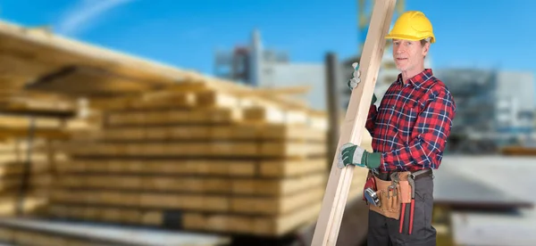 Trabajador de la construcción con correa de herramientas y tablero de madera — Foto de Stock