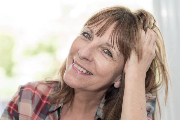 Retrato de mulher madura sorridente — Fotografia de Stock