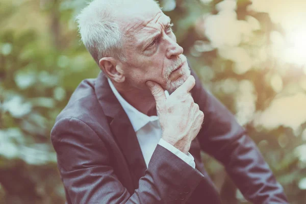 Porträtt av tankeväckande mogen man, ljuseffekt — Stockfoto