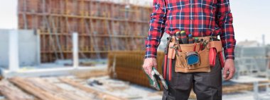 Bina işçi alet kemeri ile