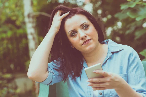 Portrait of young woman using her mobile phone — Stock Photo, Image