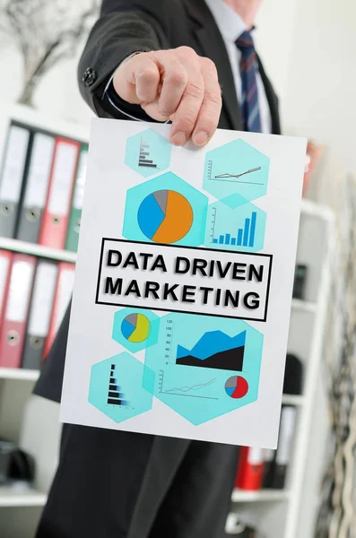 Concepto de marketing basado en datos mostrado por un hombre de negocios — Foto de Stock
