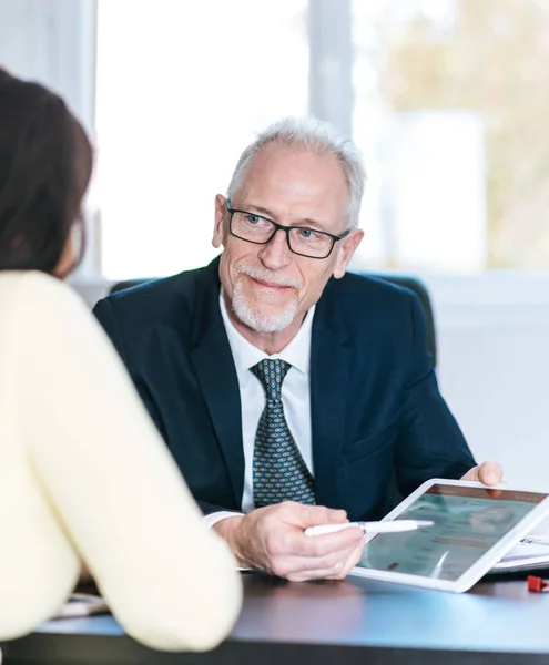 Woman meeting financial adviser in office — Stock Photo, Image