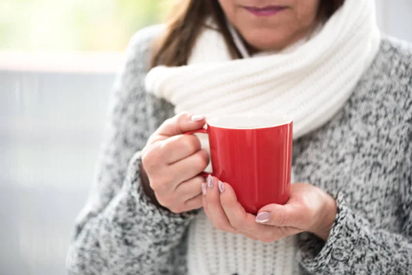 Mano di donna che tiene una tazza di tè caldo — Foto Stock