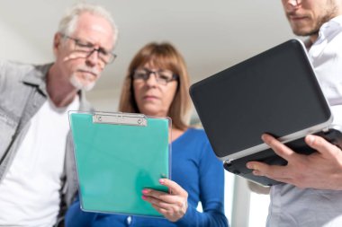 Bir iş tartışma sahip arkadaşları