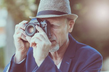 Olgun erkek fotoğraf çekme