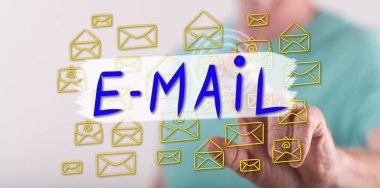 Adam bir dokunmatik ekran üzerinde bir e-posta kavramı dokunmadan