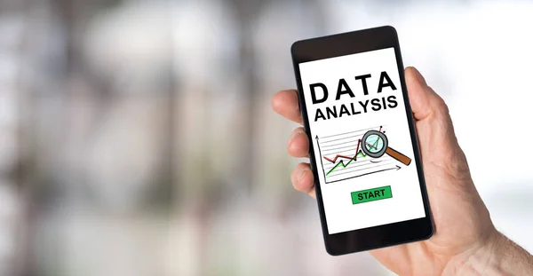 Concepto de análisis de datos en un smartphone — Foto de Stock