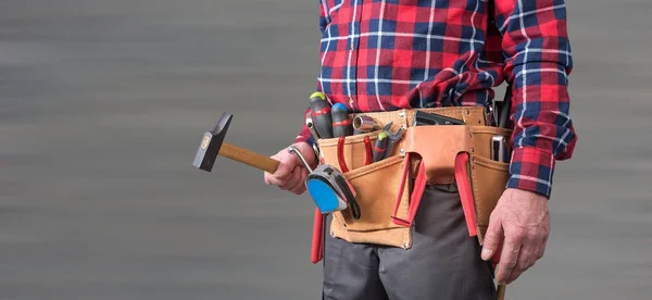 Building worker with tool belt — Stock Photo, Image