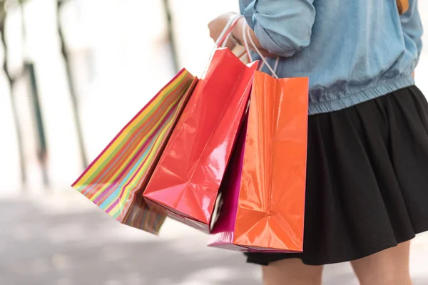 Mulher andando e segurando sacos de compras — Fotografia de Stock